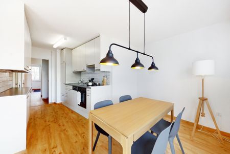 Renovated apartment with ideal transport links - Photo 3