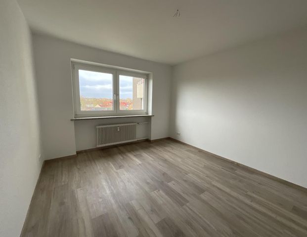 Bereits modernisierte 3-ZKB-Balkonwohnung im Hochhaus in Heppens zu vermieten! - Foto 1