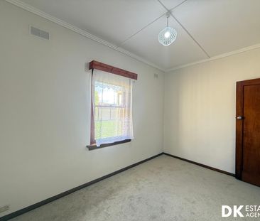 Freshly Renovated 3 Bedroom House - Photo 3