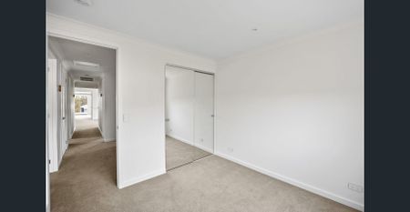 FORESHORE-COOMERA- STUNNING DOUBLE STOREY HOME IN QUIET PRECINCT - Photo 3