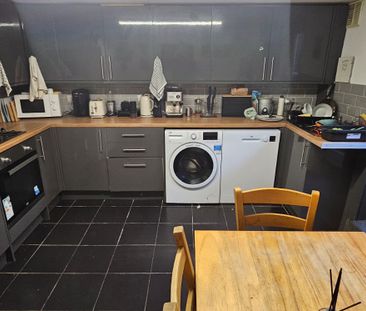 6 Bed - 14 Ashville Avenue, Hyde Park, Leeds - LS6 1LX - Student - Photo 5