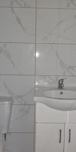 Hounslow TW3, London - Photo 3