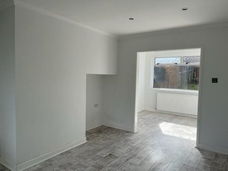 3 bedroom semi-detached house to rent - Photo 2