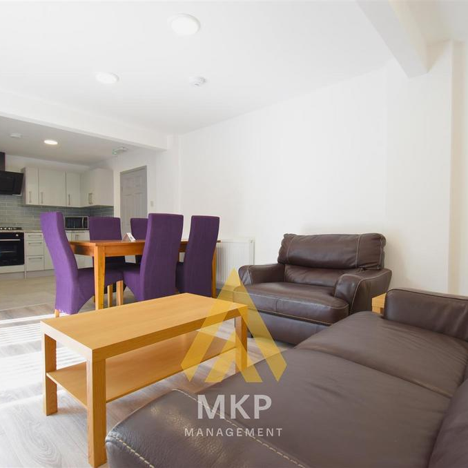 5 bedroom end of terrace house to rent - Photo 1