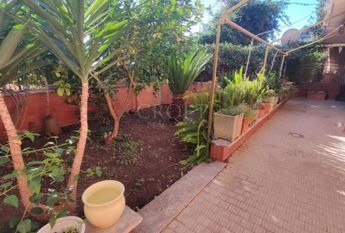 Monteverde Vecchio-Terrace: Furnished 2 Bedroom, 2 Bath, spacious kitchen, living, large private terrace and garden. Bright, silent, near shops, services and transport, located on a quite street in a well kept building. Possible parking. Ref 2375