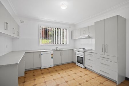 Renovated 2 Bedroom Flat with Tandem Garage - Photo 3