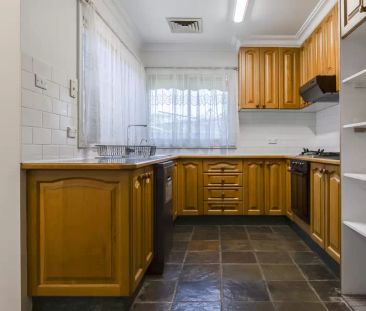 Well Proportioned 3 Bedroom Home in the heart of Sydenham - Photo 2