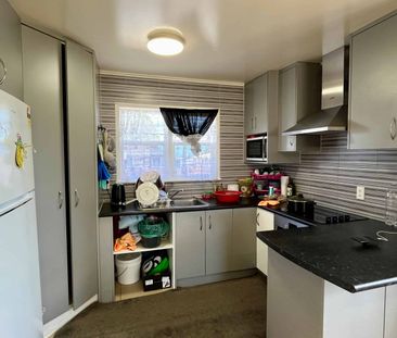 Ideal Family Living with Versatile Options! - Photo 3