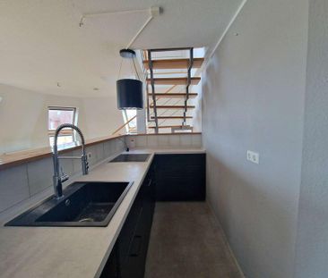 Elegante Dachgeschoss-Maisonettewohnung mit offener Wohnküche, Kami... - Photo 2