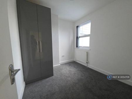 3 bedroom flat to rent - Photo 3