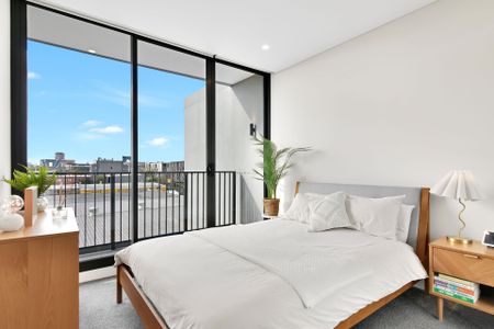 Beautifully Designed Two bedroom Apartment with City Views - Photo 2