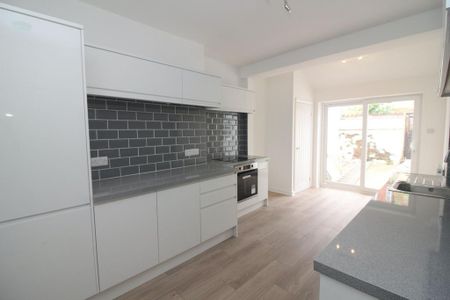 3 bedroom terraced house to rent - Photo 5