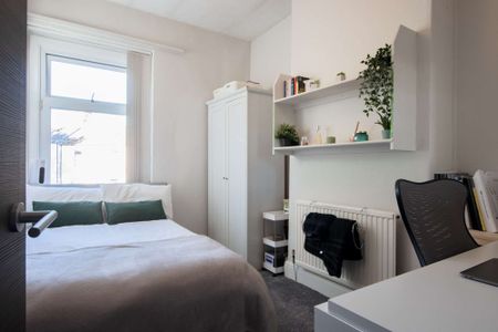 Complete with stylish loft conversion - Photo 3