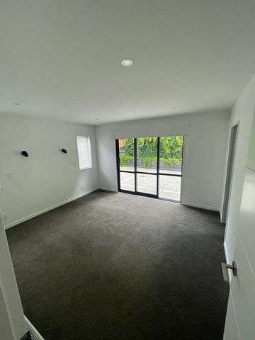 Modern Family Home With Harbour Views - Photo 3