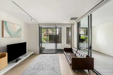 Part-furnished designer apartment opposite Waterloo oval - Photo 2