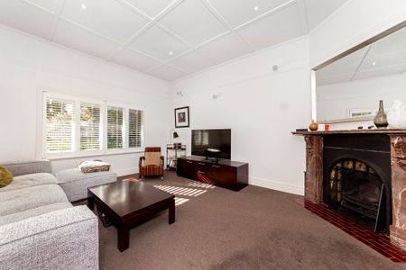 RENOVATED ELEGANCE - Photo 3