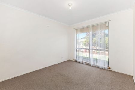 Spacious 4-Bedroom Family Home with Ducted Air Conditioning & Large Backyard - Photo 4