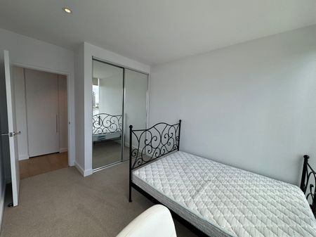 Stunning Fully Furnished 2-Bed, 2-Bath Apartment with Parking in the Heart of Docklands - Photo 3