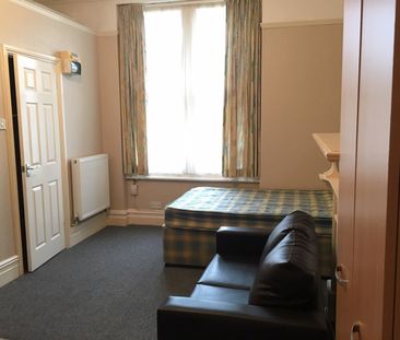 Studio Flat, Redland Road, BS6 - Photo 1