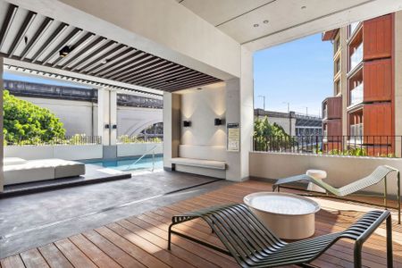 BOUTIQUE APARTMENT WITH DESIGNER FINISHES IN THE ROCKS | Furnished - Photo 2