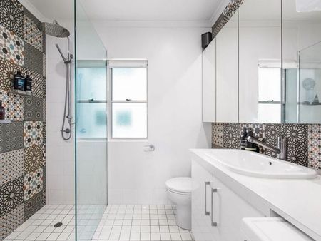 Light-Filled Top-Floor Apartment with Pool in New Farm - Photo 2