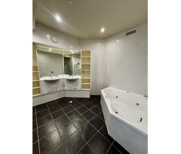Expansive living with uninterrupted harbour views - Photo 1