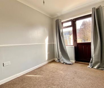 4 bedroom semi-detached house to rent - Photo 5