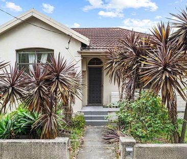 Charming & Freshly Painted 4-Bedroom Family Home - Photo 3