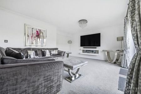 5 bedroom detached house to rent - Photo 2