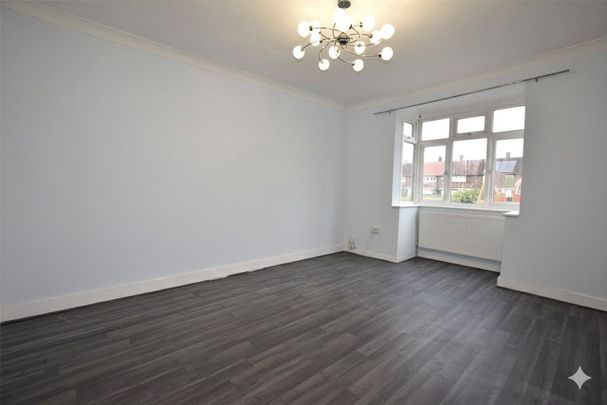 Straight Road, Romford, RM3 - Photo 1