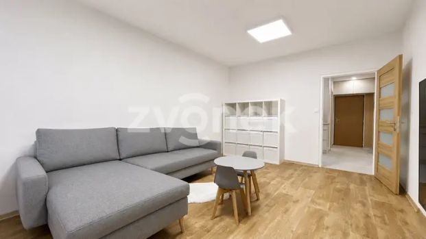 Pronájem moderně zrekonstruovaného bytu 2+1 se dvěma lodžiemi – Zlín, ulice Družstevní - Photo 1