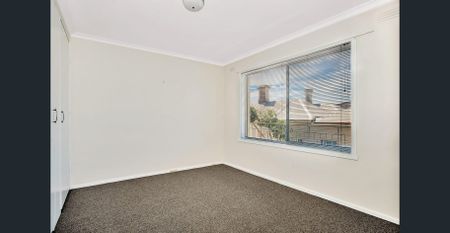 Light-Filled First-Floor Apartment - Photo 2