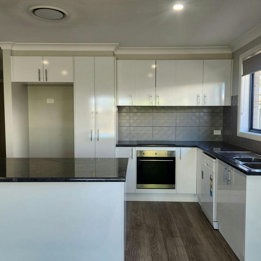 Beautiful 4-Bedroom Family Home with Outdoor Entertaining Area in a Great Neighbourhood! - Photo 1