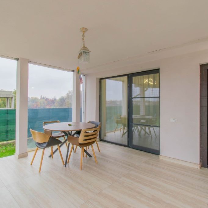 Vilă modernă cu vedere la lac, minicomplex inchis - Fotografie 1