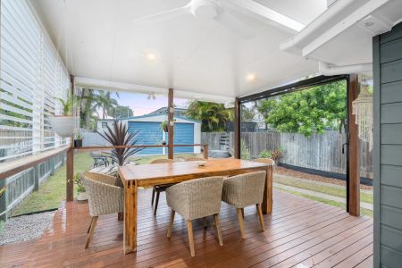 3 Bedroom house, 450 metres from Sutton's Beach. CONTACT JULIE SYKES 0438 050 110 Weekly rent will increase to $670 on 25/01/2026 - Photo 2