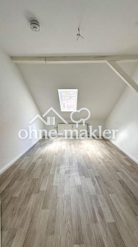 Sofort frei: renovierte 3-Zimmer-Dachgeschosswohnung mit EBK, neuem Bad & viel Stauraum - Foto 3