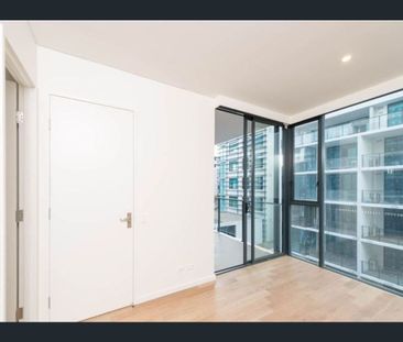 ULTRA MODERN & SPACIOUS TWO-BEDROOM APARTMENT IN MASCOT - Photo 6