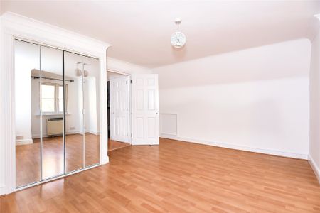 2 bedroom Flat in Woodstock House, Wokingham - Photo 2