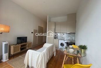 Apartamento T0+1 para arrendamento na Rua Santa Catarina, Porto