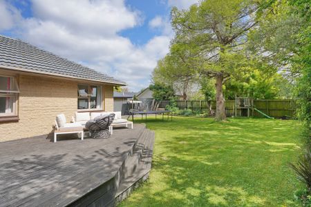 Charming Family home tucked away down a long driveway - Photo 2