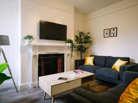 Gorgeous 5 bedroom home located in the heart of Lancaster. Bedroom 1 - Photo 2