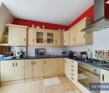 2 bedroom Flat To Let - Photo 4
