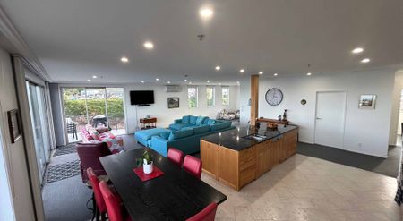 LUXURY PENTHOUSE APARTMENT OVERLOOKING THE HARBOUR - Photo 2
