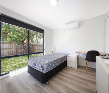 FULLY-FURNISHED RENOVATED ROOMS – BILLS INCLUDED! - Photo 2