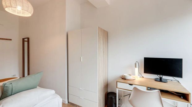 Room in a shared 10-bedroom apartment for rent in la Dreta de l'Eixample perfect for professionals. - Photo 1