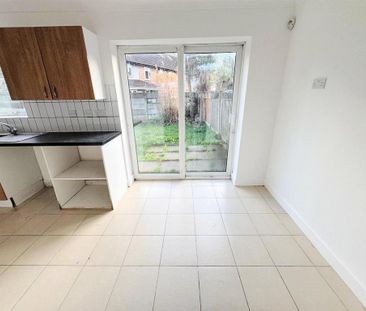 3 bedroom end of terrace house to rent - Photo 4