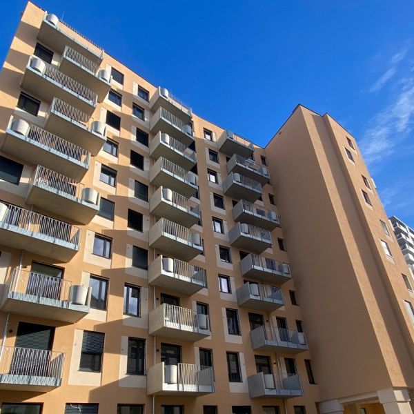 leistbare Familienwohnung: 3-Zimmer Erstbezug mit Balkon! - Foto 1