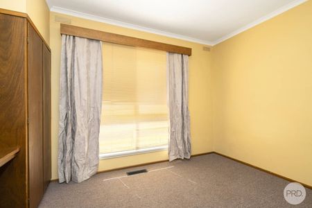 CENTRALLY LOCATED FAMILY HOME - Photo 4