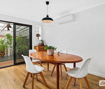 Modern City-Centre Townhouse – Spacious, Stylish & Coastal Living - Photo 1