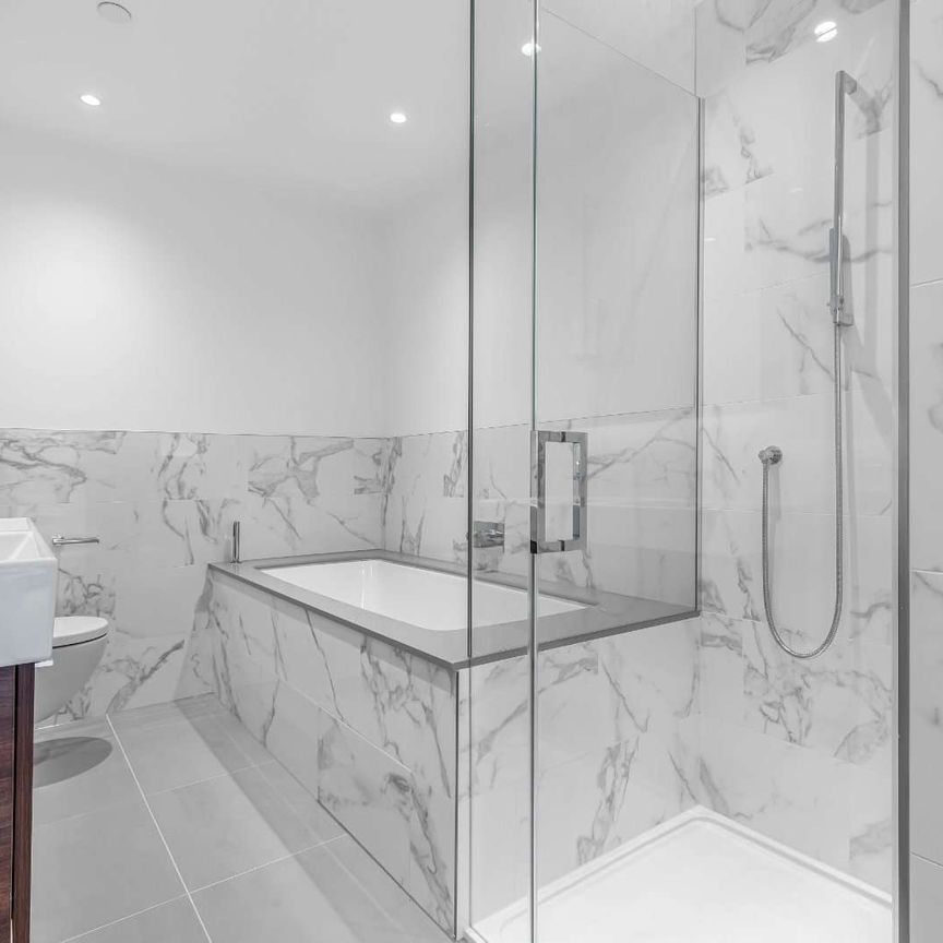 A luxury three bedroom apartment with riverside views. - Photo 1